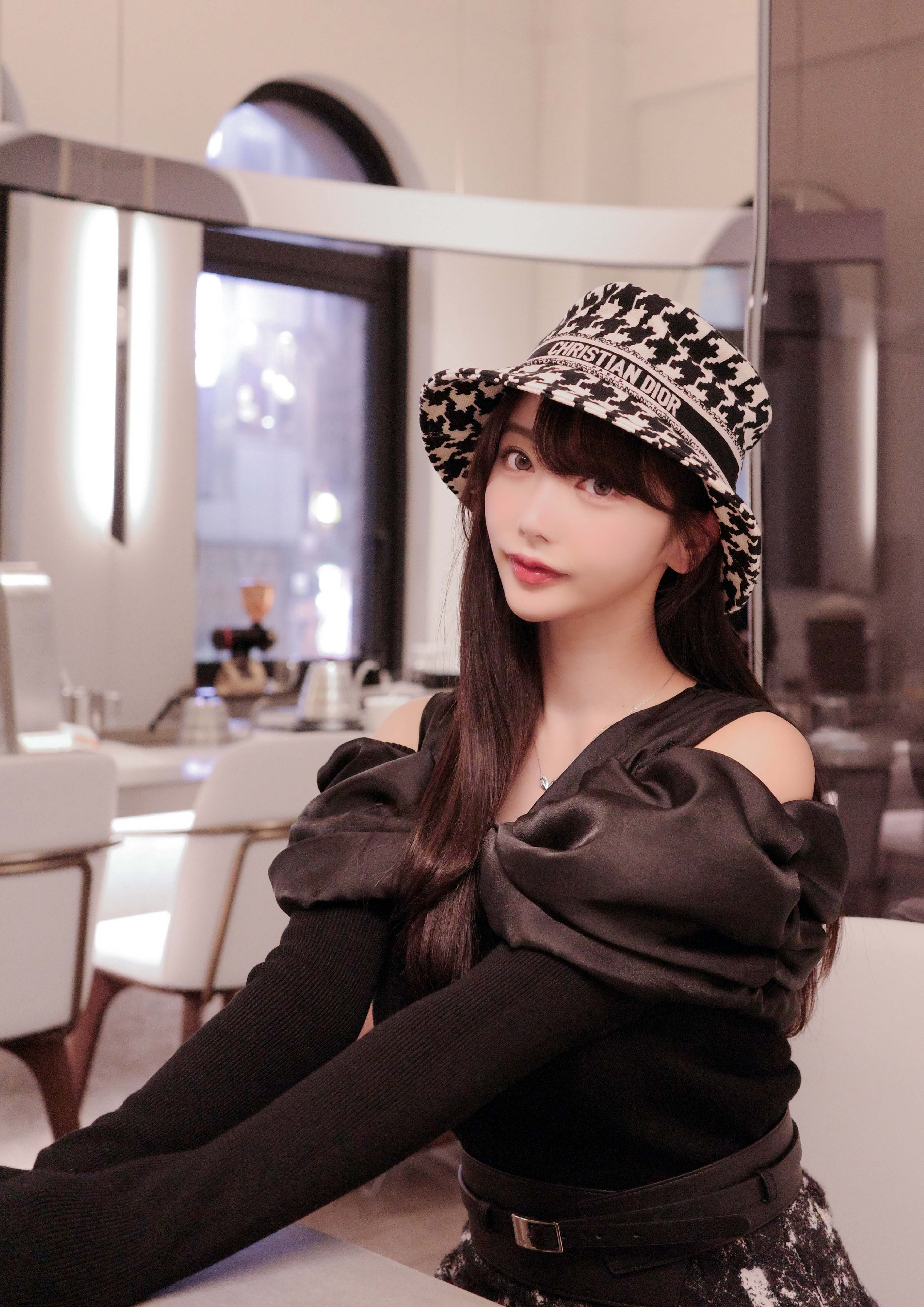 Wrapped in ribbon knit tops – Riu